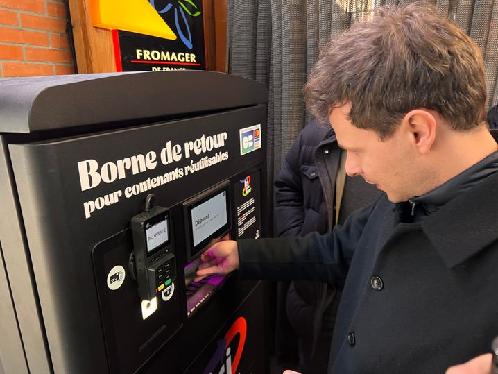 Il suffit de placer son contenant dans la machine et de tendre sa carte bancaire pour se voir recrédité de la consigne. 