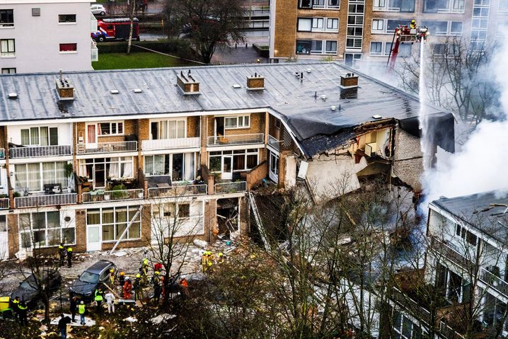 Vue d'ensemble depuis un point plus élevé des énormes dégâts autour de l'appartement porche du Tarwekamp qui s'est partiellement effondré après une explosion, le 7 décembre 2024 à La Haye.