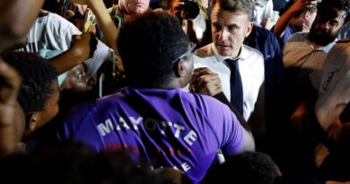 Polémique à Mayotte : Emmanuel Macron dit avoir répondu à des « gens du RN » qui « insultaient la France »