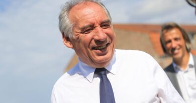 Pourquoi François Bayrou a-t-il fait un déplacement surprise dans le Pas-de-Calais sur les traces de Manuel Valls ?