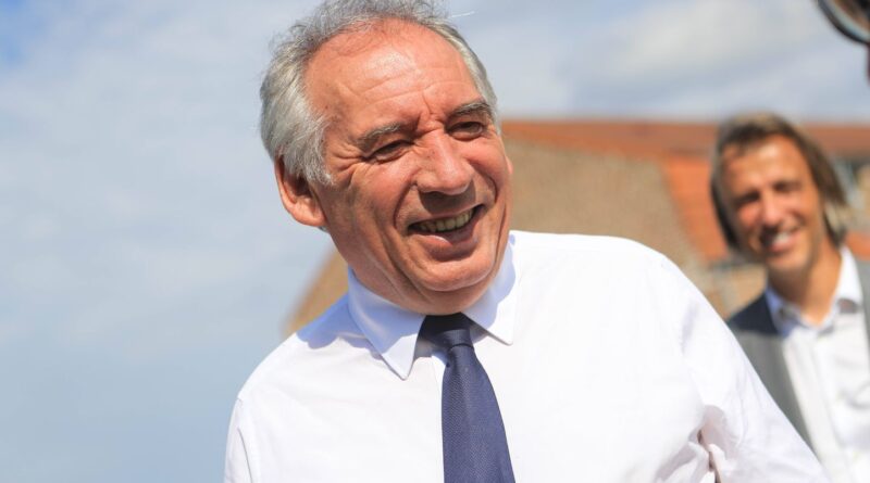 Pourquoi François Bayrou a-t-il fait un déplacement surprise dans le Pas-de-Calais sur les traces de Manuel Valls ?