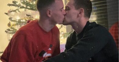 Premier international à faire son coming out, Jakub Jankto poste une photo de lui avec son compagnon pour Noël