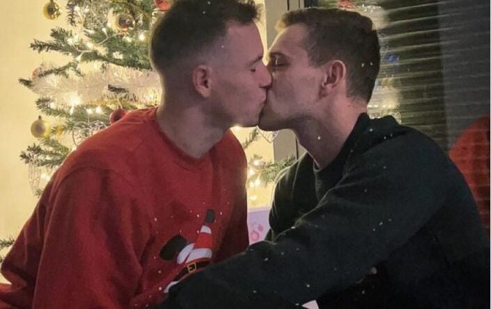 Premier international à faire son coming out, Jakub Jankto poste une photo de lui avec son compagnon pour Noël