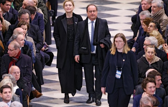 L’ancien président François Hollande remonte l’allée avec sa compagne Julie Gayet.