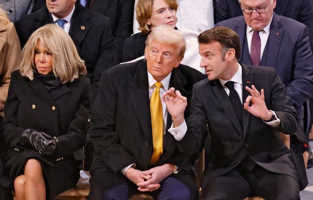 Au premier rang, Emmanuel Macron donne un petit cours sur l’architecture à Donald Trump.