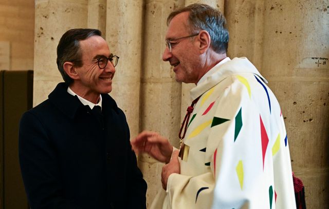 Le prêtre Olivier Ribadeau Dumas accueille Bruno Retailleau, ministre de l’intérieur et des Cultes.