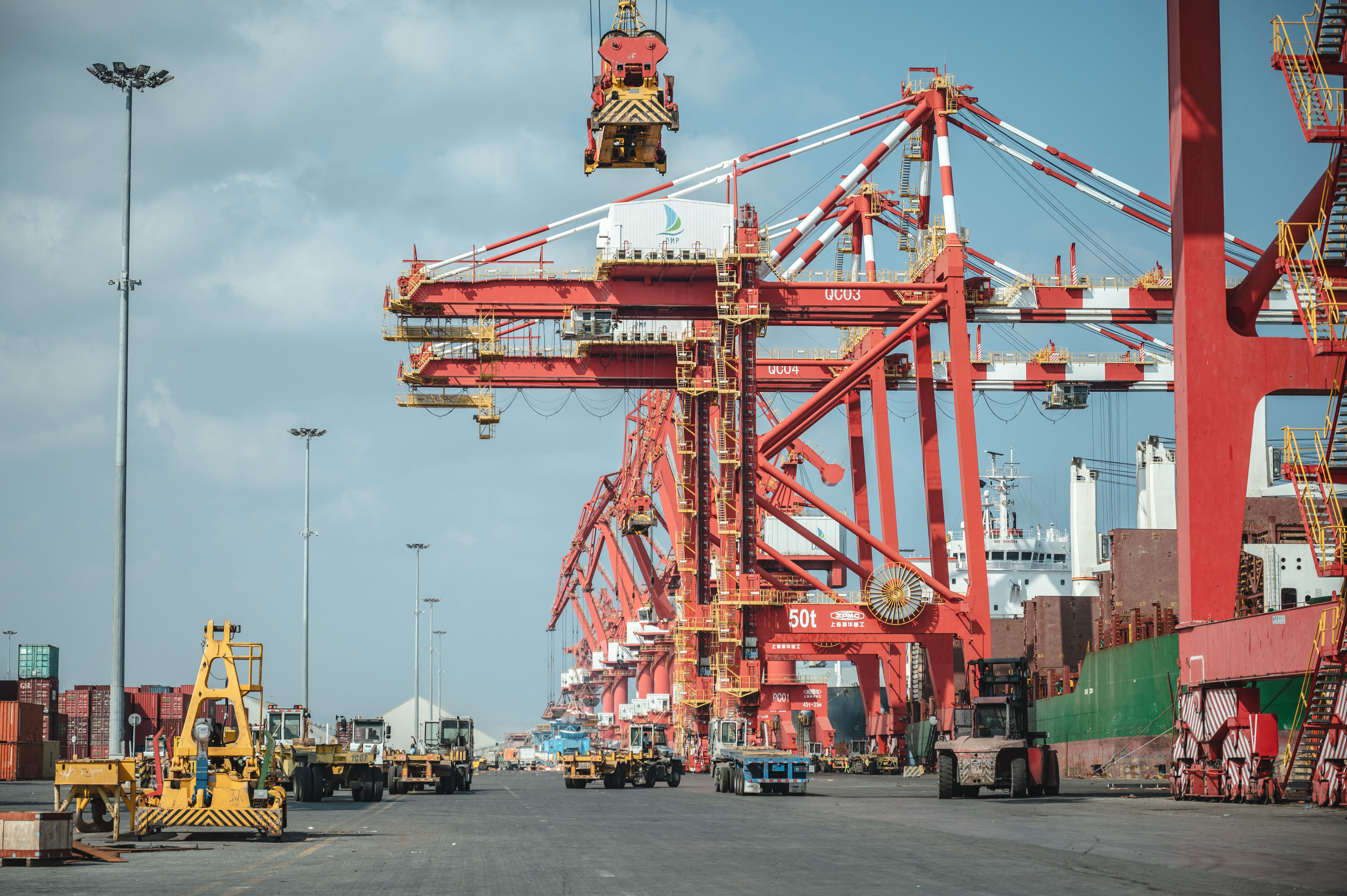 Le port polyvalent de Doraleh, construit par des entreprises chinoises et inauguré en 2017, a permis d'améliorer la compétitivité et les revenus du fret à Djibouti.