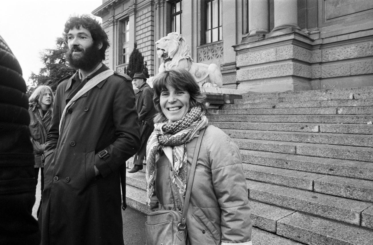 Couple sur le marches du tribunal fédéral.