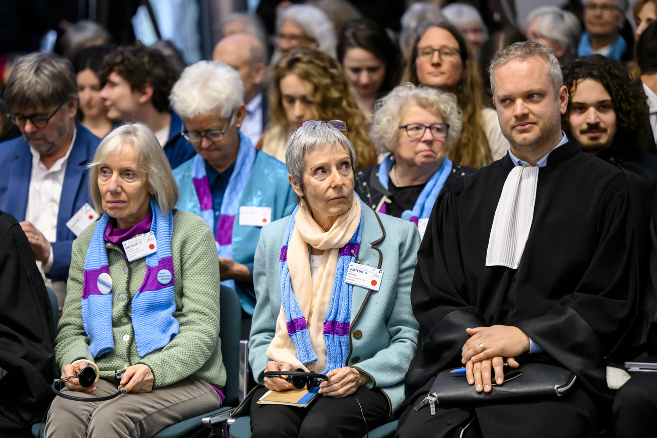 Un avocat et un groupe de vieilles femmes