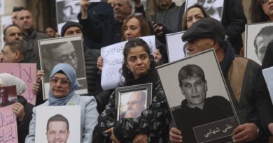 Syrie : Une foule silencieuse manifeste à Damas pour interpeller les autorités sur le sort des disparus