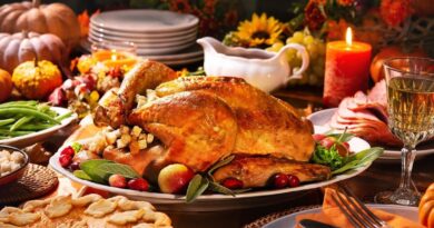 Thanksgiving aux Etats-Unis : Son colocataire de 80 ans risquait d’éternuer sur le repas, il le pousse et le tue