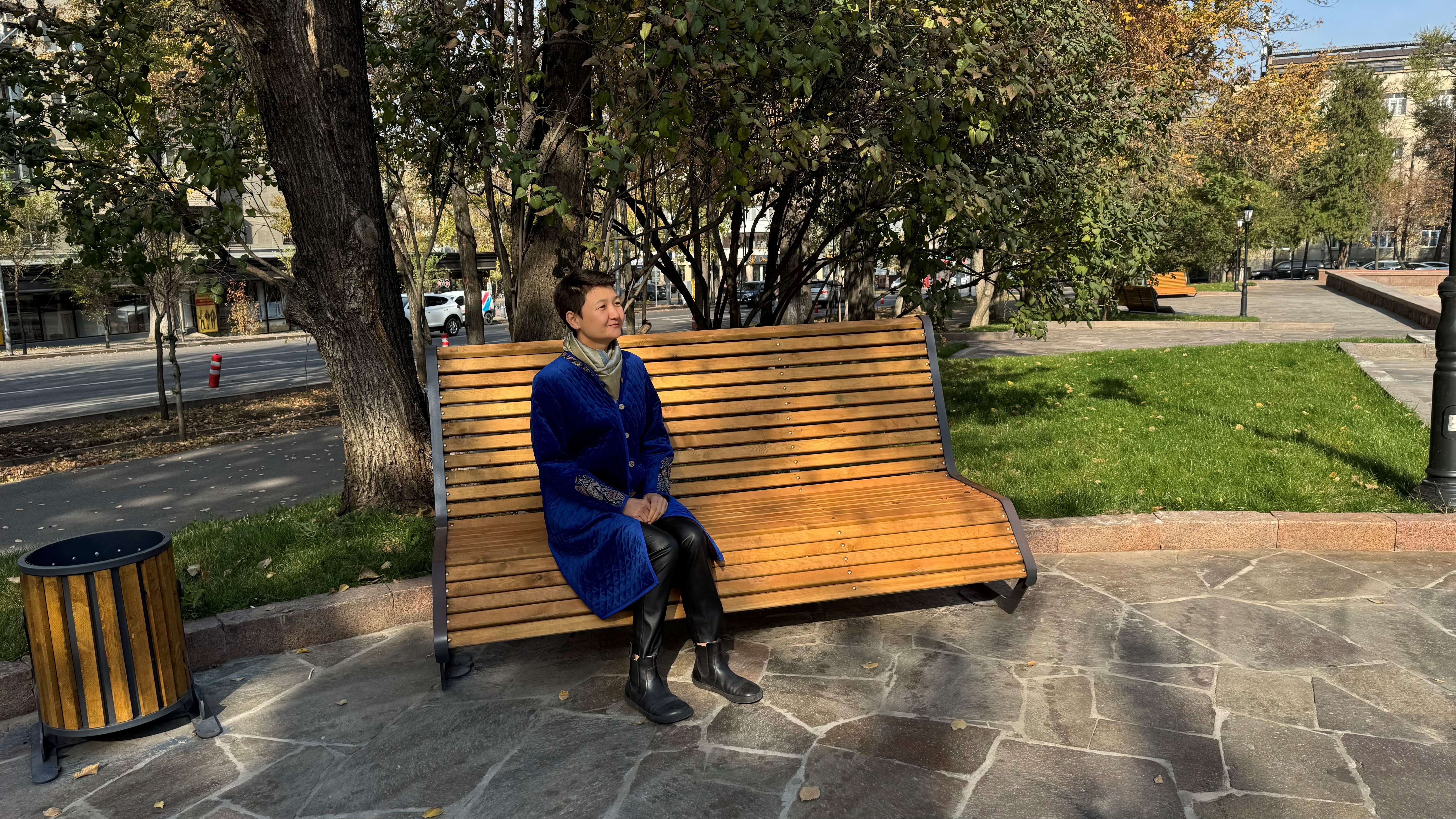 Femme assise sur un banc dans un parc