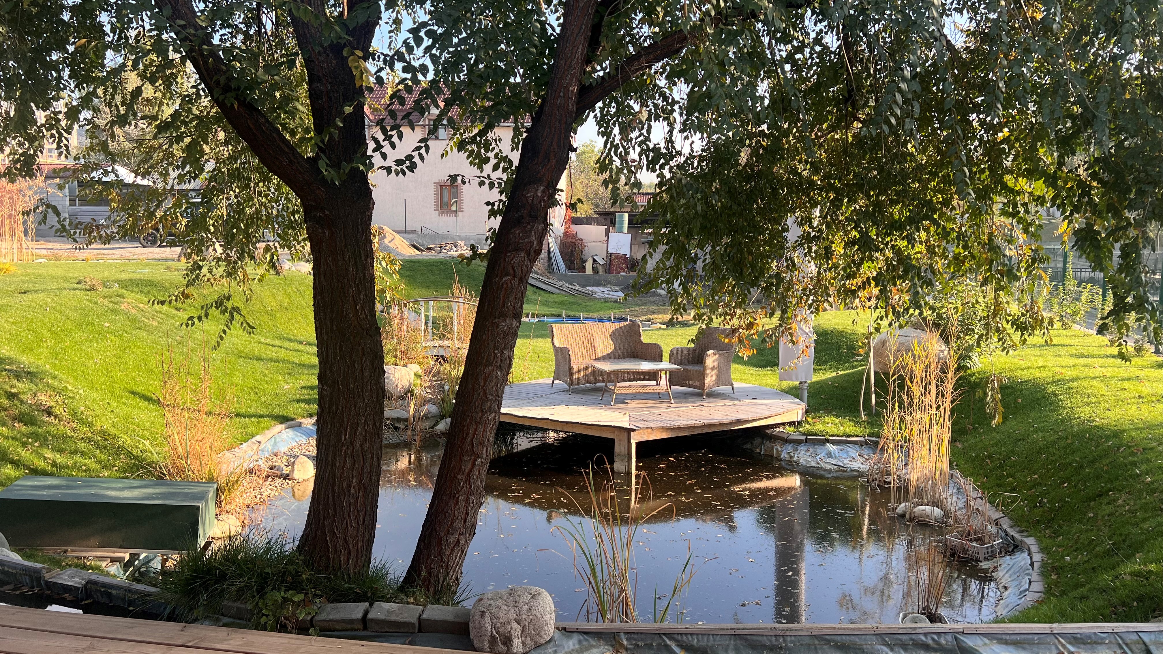 Table et chaises dans un jardin de rencontre