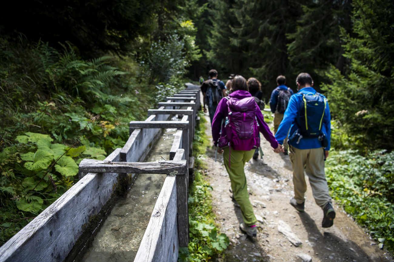 un bisse en valais avec couple qui marche