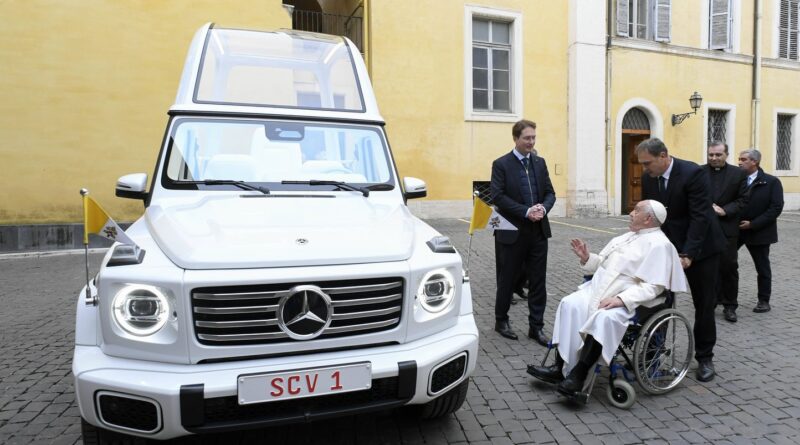 Vatican : Le pape François passe à l’électrique avec sa nouvelle « papamobile » Mercedes blanc nacré