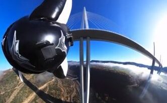 Viaduc de Millau : Deux base jumpeurs réalisent une première mondiale très spectaculaire