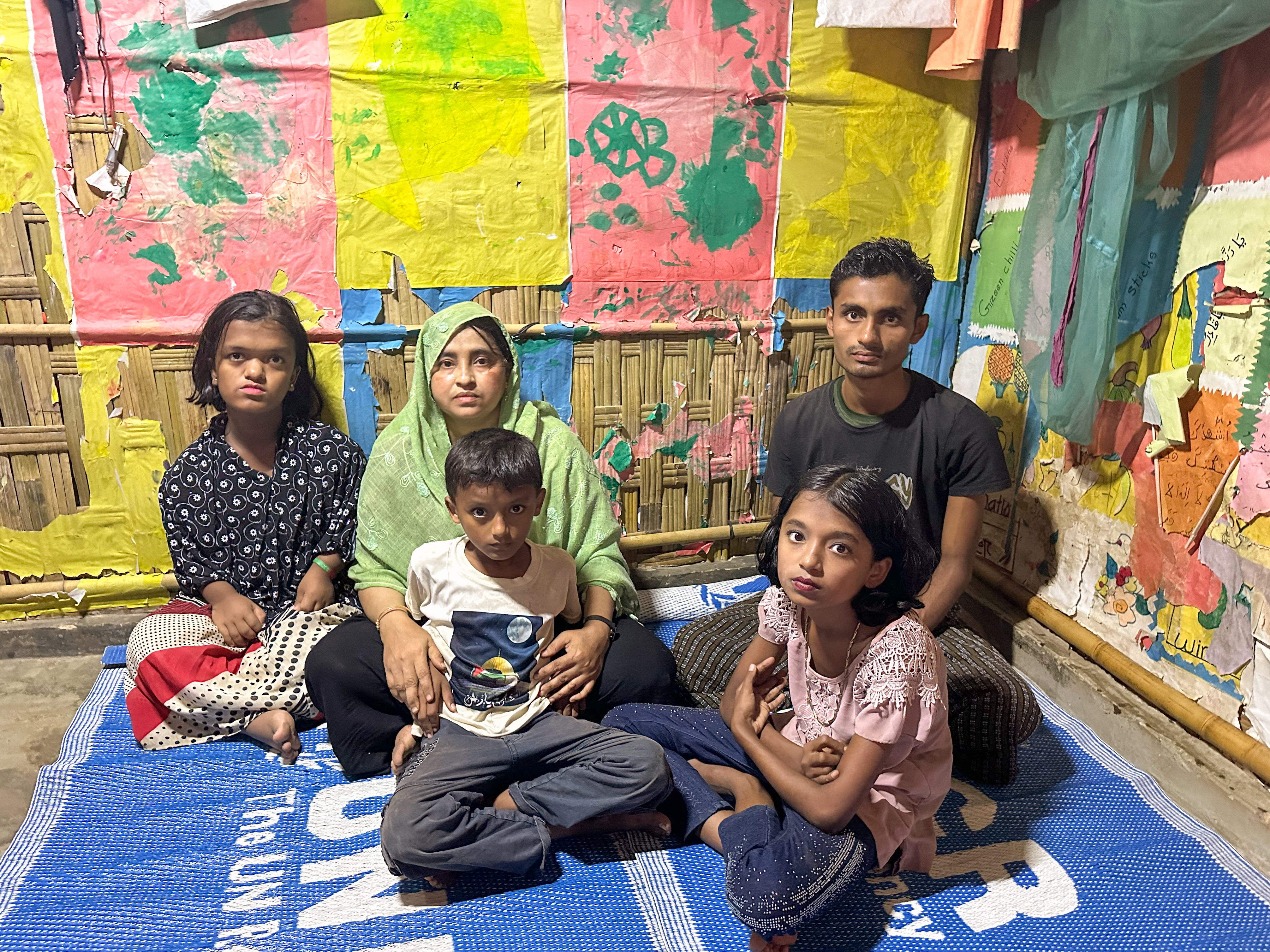 Après que l'armée birmane a tué son mari et un de ses fils, Jamila a fui au Bangladesh avec ses autres enfants. Son fils Alungi (à droite) a été enlevé par un gang dans le camp et la communauté a dû racheter sa liberté.