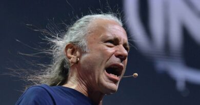 À 66 ans, Bruce Dickinson, le chanteur d’Iron Maiden, a participé à une compétition d’escrime dans le Nord