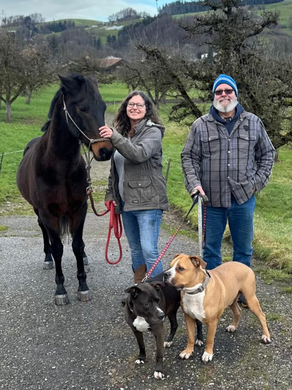 Barbara Ann Bush en promenade avec son époux, son cheval et ses deux chiens dans l'Emmental bernois.