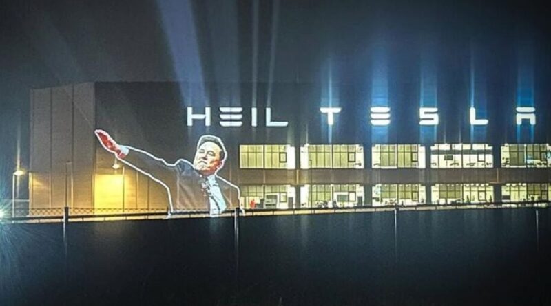 Allemagne : « Heil Tesla »… Le salut nazi de Musk projeté sur une usine Tesla à Berlin