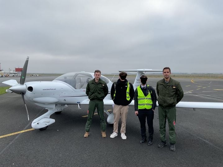 L'équipage de l'hélicoptère Fenenc, et les deux jeunes pilotes en perdition (au centre), après leur atterrissage à l'aérodrome de Beauvais.