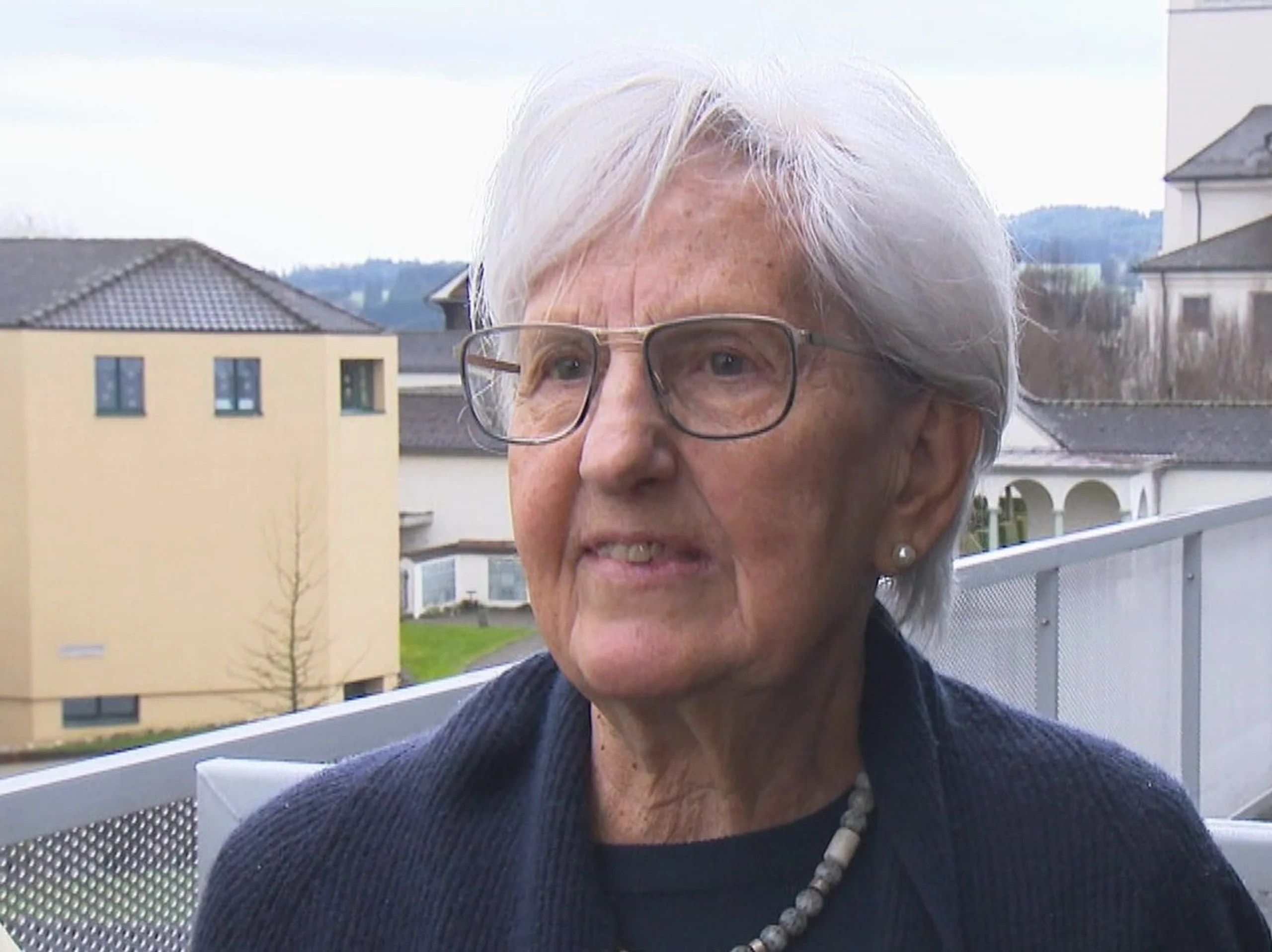 Femme sur son balcon de plaignant du bruit des cloches de l'église