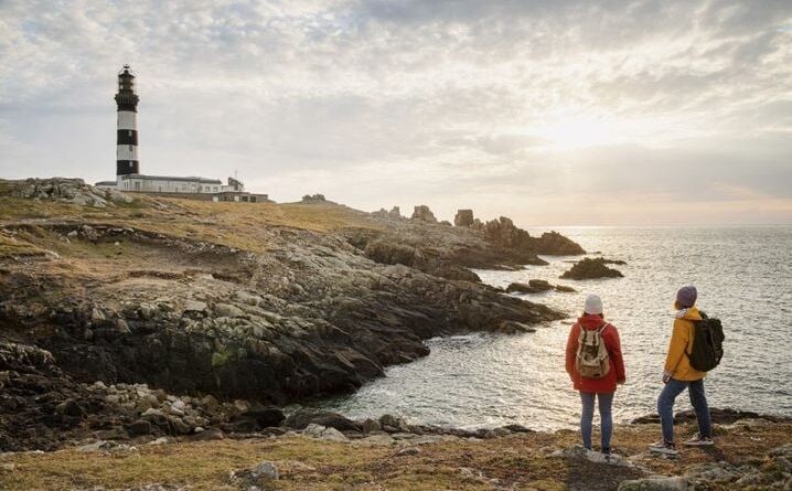 Bretagne : La modernisation du phare mythique du Créac’h va-t-elle éteindre une lumière « unique au monde » ?