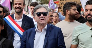 Budget 2025 : Mélenchon très en colère contre la « forfaiture » et la « servilité » du PS, d'EELV et du PCF