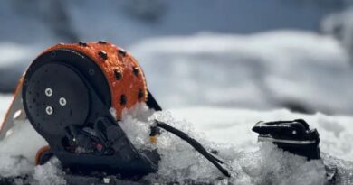 CES 2025: Un inventeur suisse présente les skis qui remontent les pentes tous seuls