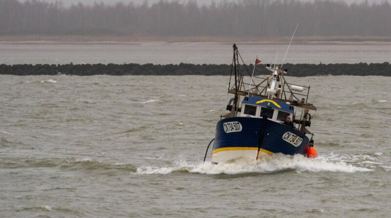 Charente-Maritime : Un bateau de pêche se retourne, le corps d’un matelot repêché en mer