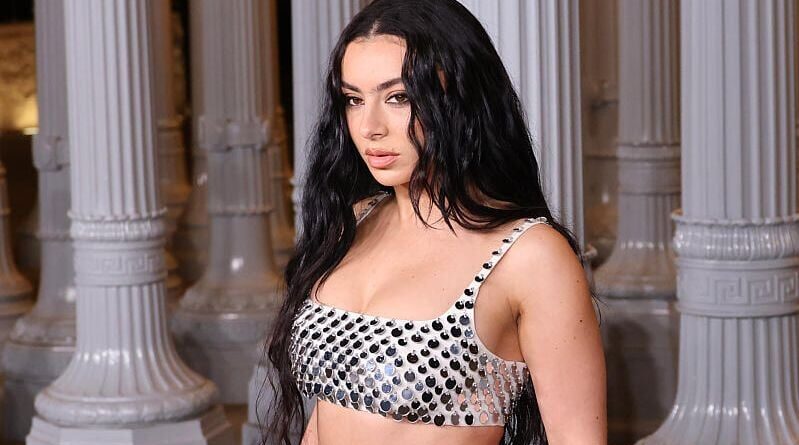 Charli XCX lance son premier film, « The Moment », produit par sa nouvelle société Studio365