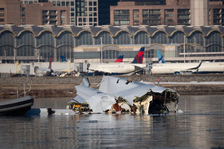 Les pilotes d’American Airlines, en phase d’approche, n’auraient pas aperçu l’hélicoptère en raison des conditions nocturnes et du changement de piste décidé en dernière minute par la tour de contrôle.