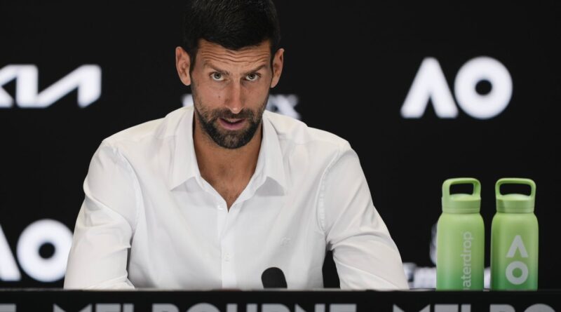 Djokovic accuse les autorités australiennes de l’avoir « empoisonné » au plomb avant son expulsion en 2022