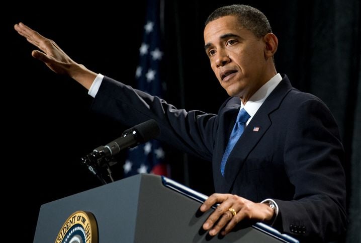 Cette photo de Barack Obama date de 2010. Elle a été prise en contre plongée, faisant apparaître le bras du président démocrate plus haut qu'il ne l'était en réalité.