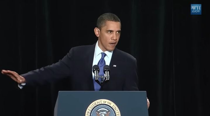 Dans cette capture d'écran de la vidéo YouTube, on voit que Barack Obama ne lève pas la main vers le ciel.