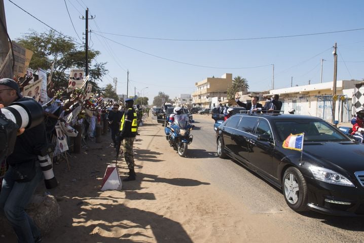 Dans cette photo de l'agence Sipa, on voit Emmanuel Macron et le président sénégalais Macky Sall saluer les habitants de Dakar. 