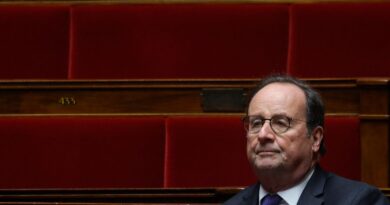 Emmanuel Macron « doit terminer son mandat », estime l’ancien président François Hollande