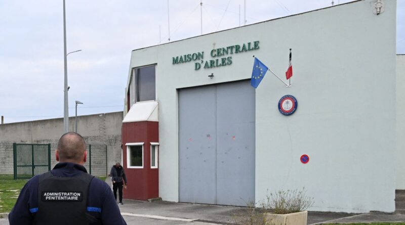 EN DIRECT Prise d’otages à la prison d’Arles : Quatre personnes retenues, un médecin libéré, le Raid est sur place…