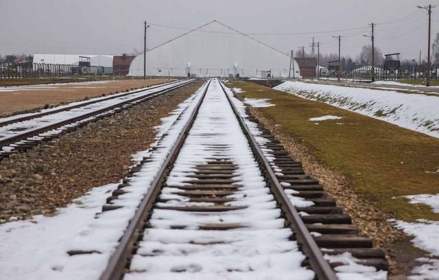 Au bout de ces rails se trouve la Porte de la mort, un des points d’accès au camp de concentration et d’extermination. Le Mémorial d’Auschwitz se situe sur la commune d’Oswiecim, dans le sud de la Pologne, non loin de Cracovie.