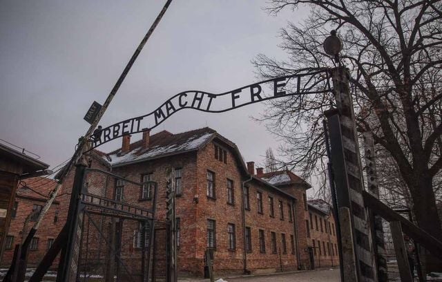 A la sinistre entrée du camp (aujourd’hui celle du Mémorial) d’Auschwitz-Birkenau, se dresse l’inscription « Arbeit macht frei », « Le travail rend libre ».