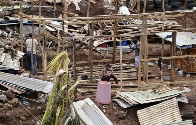 Le bidonville de Kaweni, complètement détruit par le cyclone Chido. Cinq jours après la catastrophe, des habitants étaient déjà en train de tenter de reconstruire leurs habitations avec les matériaux récupérés sur place.