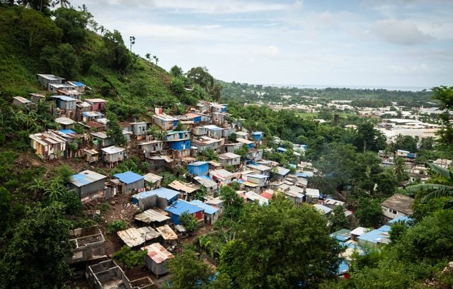 Situé à Mayotte, Kaweni est souvent décrit comme le plus grand bidonville d’Europe avec une population estimée à 20.000 personnes. Le passage du cyclone Chido a complètement rayé de la carte cet endroit.