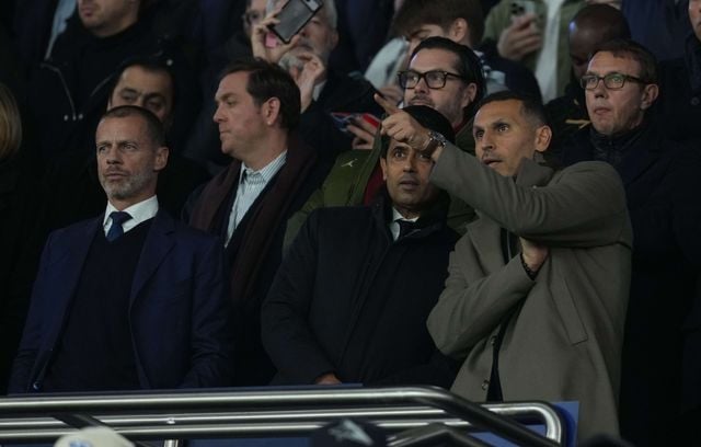 Le président de Manchester City Khaldoon Al Mubarak discutant avec son homologue du PSG Nasser al-Khelaïfi.