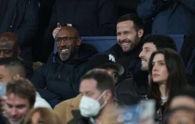 Assis aux côtés de l’ex-joueur du PSG Yohan Cabaye, Nicolas Anelka est venu voir ses deux anciens clubs s’affronter.