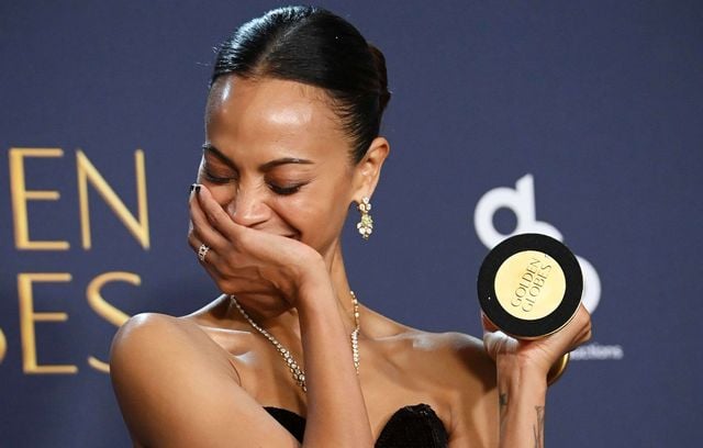 La petite est devenue grande. De « Pirates des Caraïbes » au début des années 2000, Zoe Saldana, qui a multiplié les films et les succès, a été sacrée meilleur second rôle féminin pour « Emilia Perez ». La comédienne de 46 ans n’a pas pu cacher son émotion au moment de poser devant les photographes.