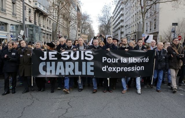 L’émotion est forte dans la capitale parisienne où les habitants se réunissent sur la place de la République, mais aussi dans toute la France où des rassemblements s’organisent, comme ici à Lyon.
