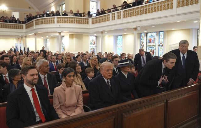 (De gauche à droite au premier rang) : Le vice-président élu J. D. Vance et Usha Vance, Donald Trump, Melania Trump et Barron Trump, Victor Knavs, lors d’une messe à l’église Saint-Jean à Washington, le matin avant l’investiture.