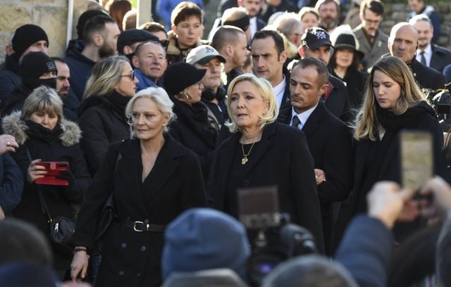 Marine Le Pen et sa sœur Marie-Caroline Le Pen arrivant aux funérailles de leur père Jean-Marie Le Pen, à la Trinité-sur-Mer le 11 janvier 2025.