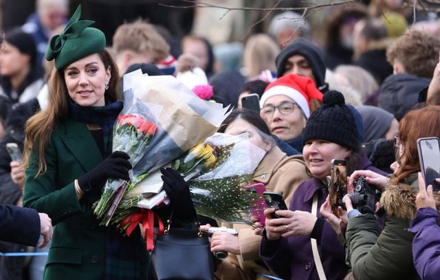 Princesse des cœurs. Kate Middleton est au service du jour de Noël à Sainte Marie-Madeleine, à Sandringham, dans le Norfolk. Les témoignages d’amour et de sympathie ne manquent pas pour l’épouse du futur roi d’Angleterre.