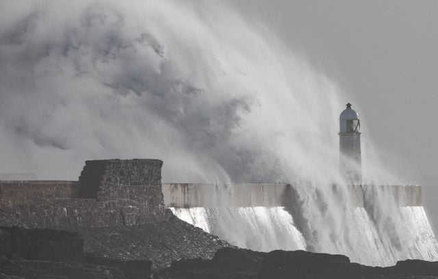 Classée comme « bombe cyclonique », la tempête Eowyn frappe ce vendredi l’Irlande et désormais tout le Royaume-Uni comme le phare de Porthcawl au Pays de Galles. Les vents qui dépassent allègrement les 100 km/h poussent les vagues au-dessus des brise-lames.